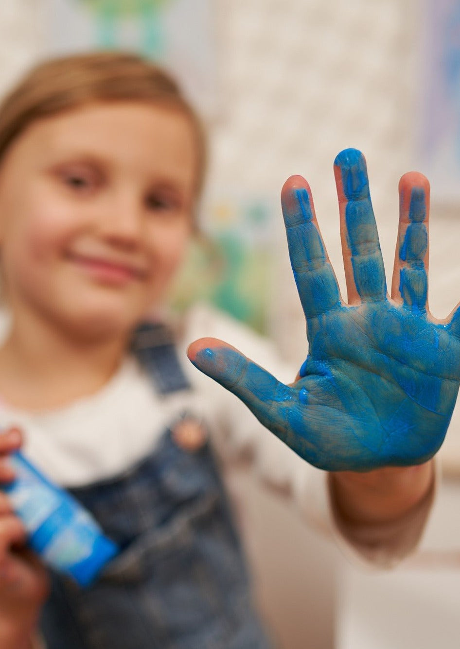 Mit unserer blauen Naturfarbe können Handabdrücke mit schönen Tiermotiven kombiniert werden.