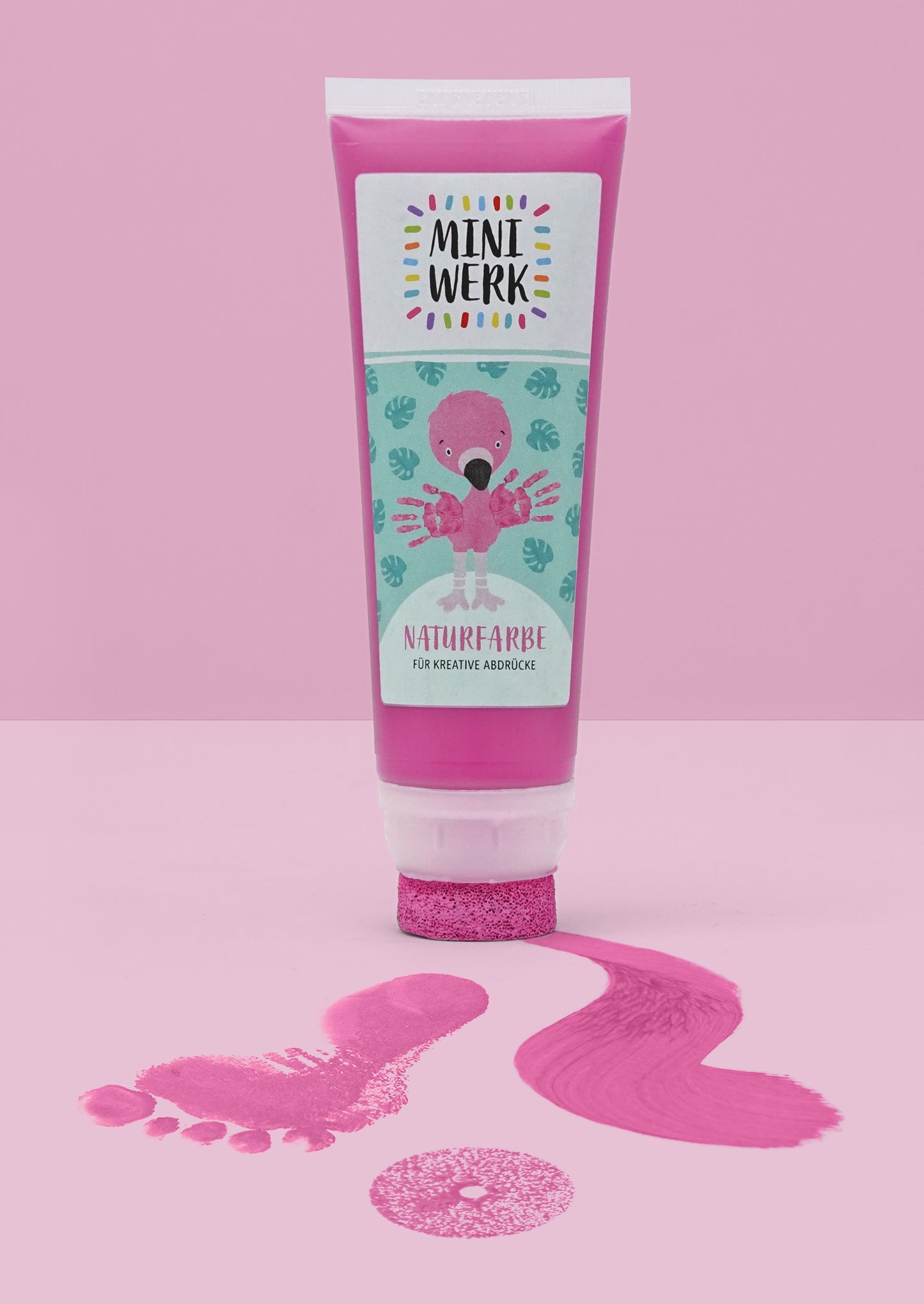 Mit der rosa Fingermalfarbe und dem Schwammaufsatz Fußabdrücke festhalten.