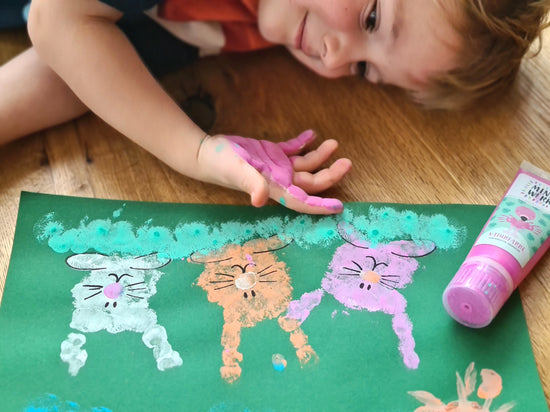 Eine tolle Dekoration für Ostern und den Frühling: Kreative Ideen für Handabdrücke mit Kindern bieten Miniwerk Naturfarben. Hier mit einem Handabdruck einen Hasen gestalten.