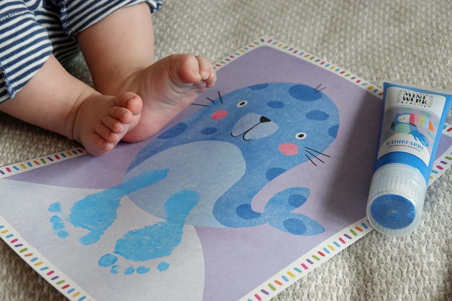 Geburtenkarten oder persönliche Motivkarten mit den Fußabdrücken von Babys ergänzen und zu einer wunderschönen Erinnerung ausarbeiten.