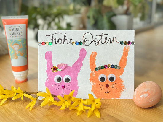 Geschenke Basteln für Ostern, Bastelideen mit Handabdrücken und Miniwerk Mal- und Abdruckfarben.