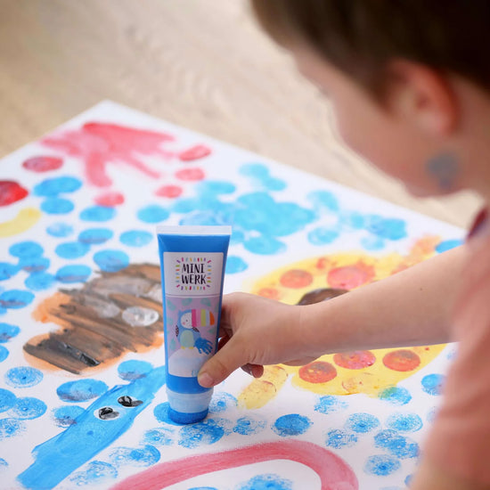 Direktes Malen aus der Miniwerk Maltube, gut dosiert und ohne Kleckerei. Eine tolle Alternative zu herkömmlichen Fingerfarben.