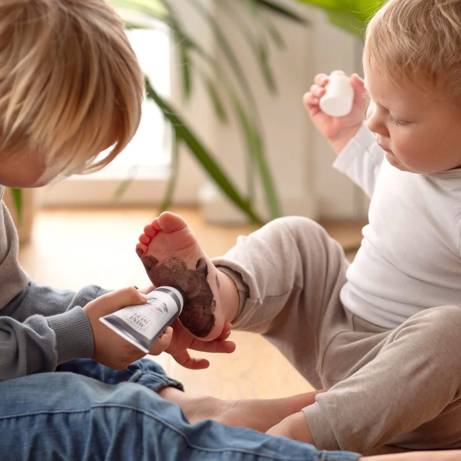 Sensorik fördern und sensorische Impulse für Babys mit Miniwerk Mal- und Abdruckfarben.  