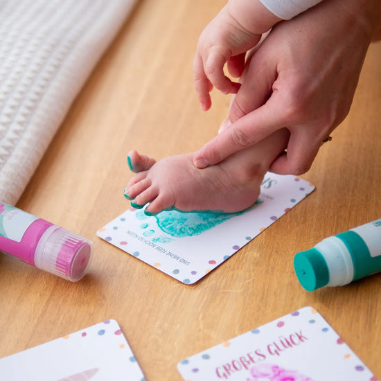Erinnerungen schaffen mit dem Baby Fußabdruck, Miniwerk Baby Meilensteinkarten und Miniwerk Mal- und Abdruckfarben