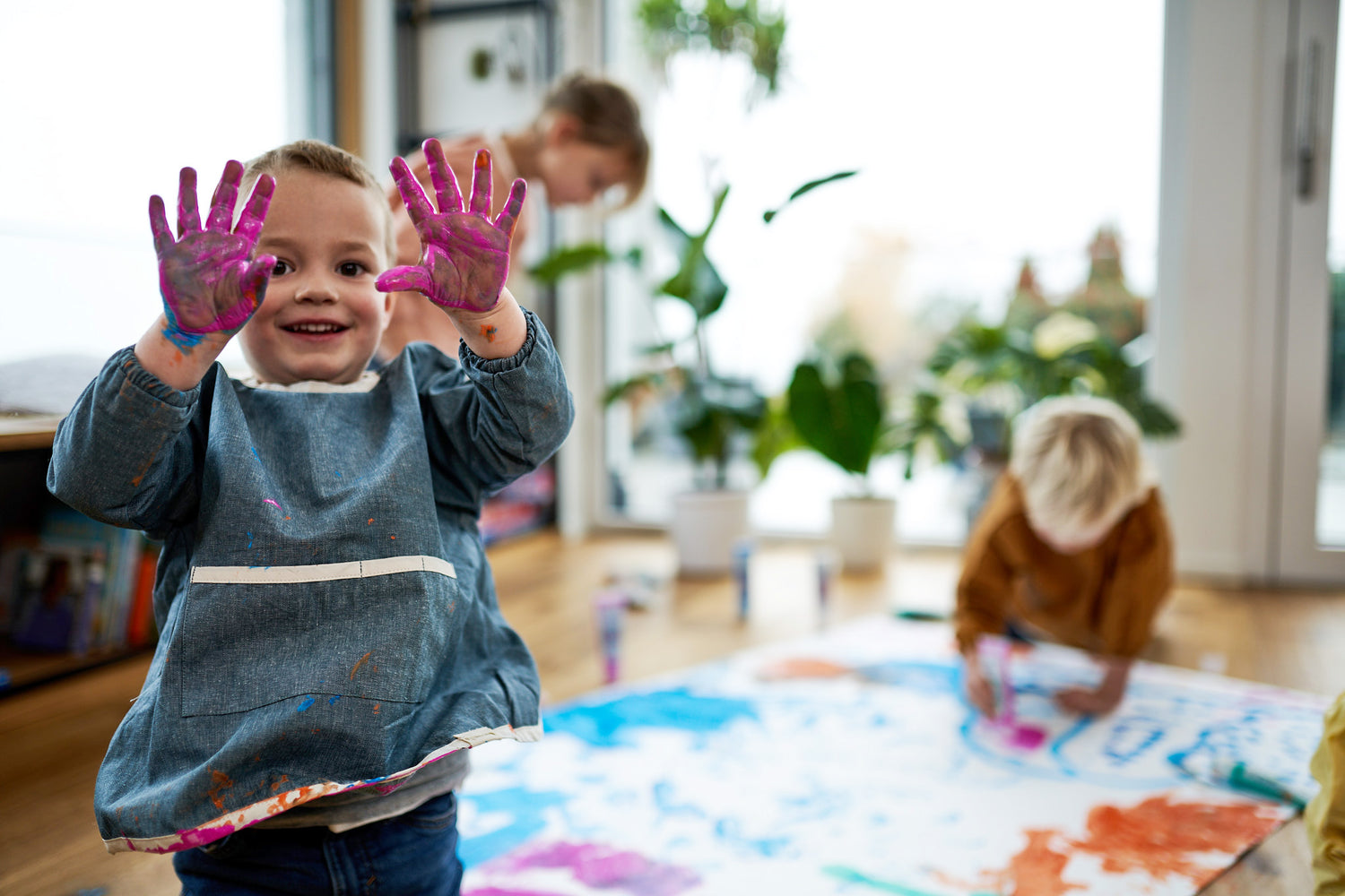 sichere Fingermalfarben lassen Kleinkinder kreativ werden, malen, stempeln und Abdrücke gestalten