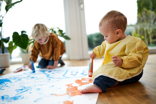 Einfaches Malen und Stempeln für Babys und Kleinkinder mit dem Stempelaufsatz von Miniwerk. So können Babys kreativ und zu kleinen Künstlern werden.