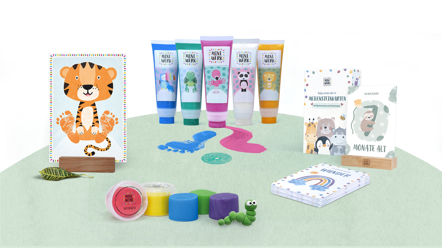 Miniwerk Kreativprodukte für Familien mit Babys und Kindern. Mal- und Abdruckfarben, Baby Meilensteinkarten und Softknete. Erinnerungen festhalten, Baby Hand- und Fußabdrücke erstellen und kreative Spielzeit erleben.