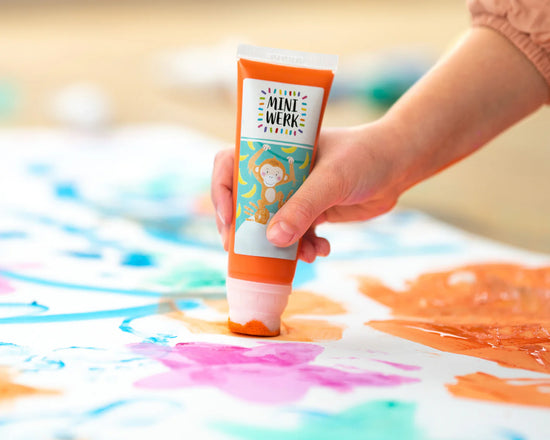 Direktes Malen aus der Tube mit Miniwerk Maltuben. Gut dosiert und ohne Kleckerei eine tolle Alternative zu herkömmlichen Fingerfarben.